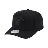 MITCHELL & NESS - Black on Black 'Classic Red' 110 Pinch Panel Snapback - Miami Heat