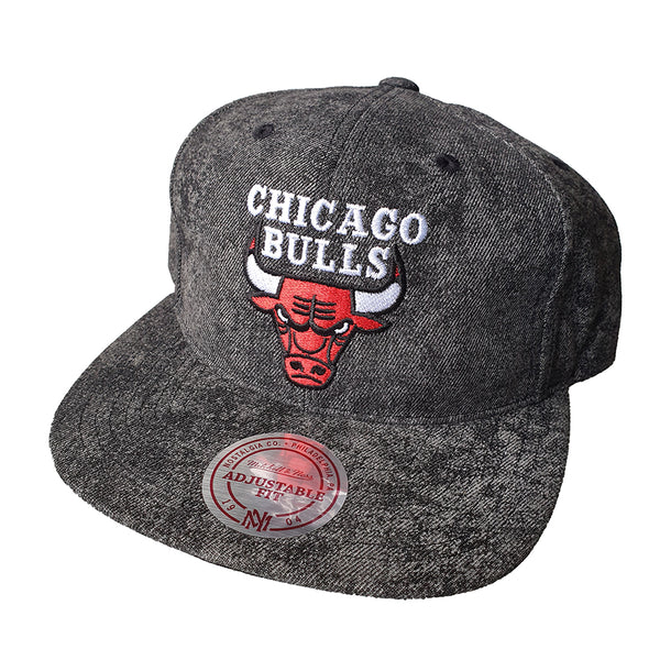 MITCHELL & NESS - Team Logo 6 Panel Deadstock Snapback - Chicago Bulls