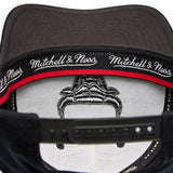 MITCHELL & NESS - Black on Black 'Classic Red' 110 Pinch Panel Snapback - Chicago Bulls